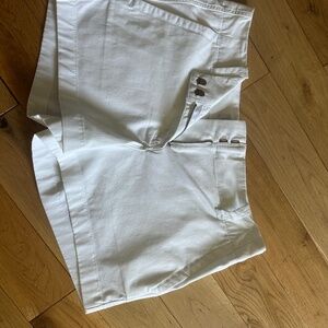 Vineyard vine 3.5 every day shorts, white size woman  4
